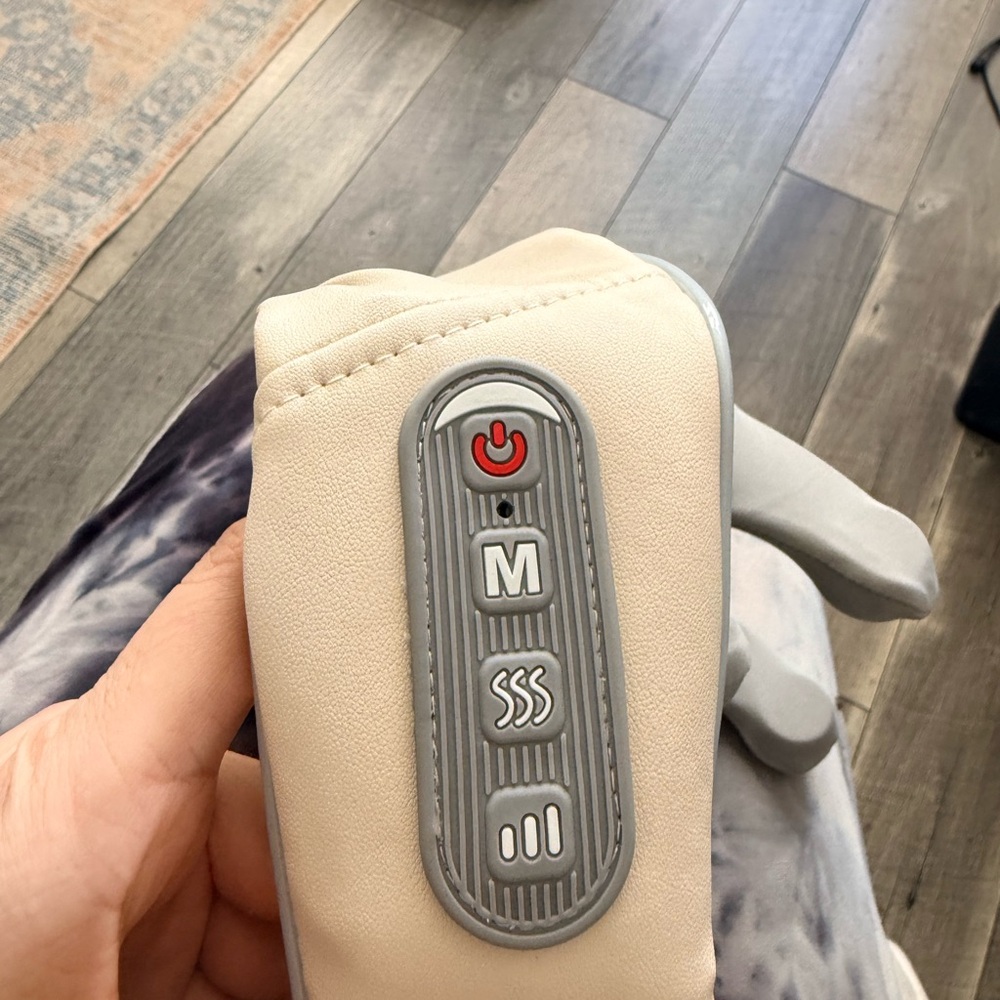 Bigdoo Neck Massager with Heat – Shiatsu Shoulder Massage Pillow – Used Once - Picture 5 of 6